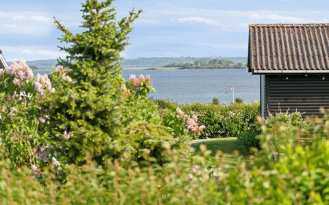 Gudrun - 250M from the Sea: Meubilair, Interieur Ontwerp, Flooring, Verdieping, Plafond, Kamer, Stoel, Tafel, Appartement, Keuken En Eettafel
