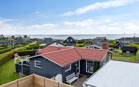 Diddi - 170M from the Sea: Hout, Huis, Veranda, Dek, Hardwood, Dak, Beits, Houten Vloer, Eco Hotel