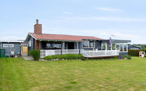 Diddi - 170M from the Sea: Hout, Huis, Veranda, Dek, Hardwood, Dak, Beits, Houten Vloer, Eco Hotel