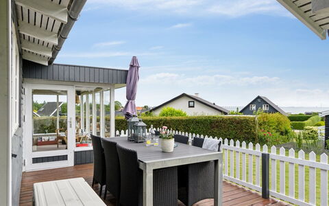 Diddi - 170M from the Sea: Hout, Huis, Veranda, Dek, Hardwood, Dak, Beits, Houten Vloer, Eco Hotel