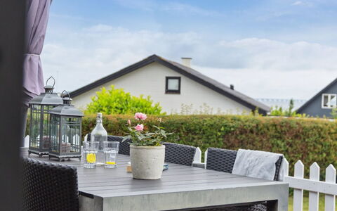 Diddi - 170M from the Sea: Hout, Huis, Veranda, Dek, Hardwood, Dak, Beits, Houten Vloer, Eco Hotel