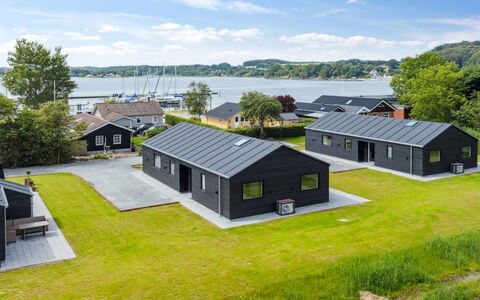 Henryk - 75M from the Sea: Hout, Dak, Architectuur, Huis, Huis, Verblijf, Siding, Hardwood, Helling, Landgoed