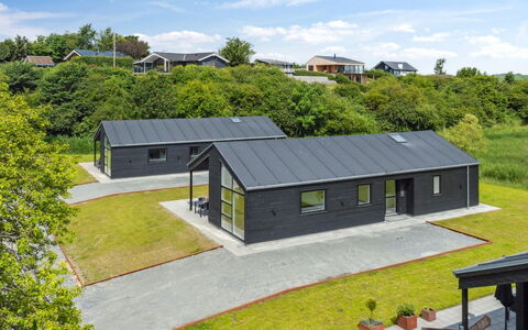 Henryk - 75M from the Sea: Hout, Dak, Architectuur, Huis, Huis, Verblijf, Siding, Hardwood, Helling, Landgoed