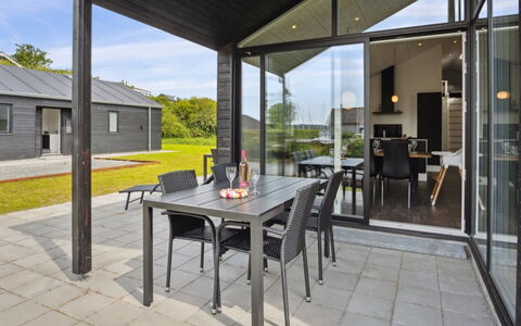 Henryk - 75M from the Sea: Hout, Dak, Architectuur, Huis, Huis, Verblijf, Siding, Hardwood, Helling, Landgoed