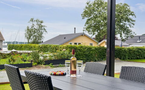 Henryk - 75M from the Sea: Hout, Dak, Architectuur, Huis, Huis, Verblijf, Siding, Hardwood, Helling, Landgoed