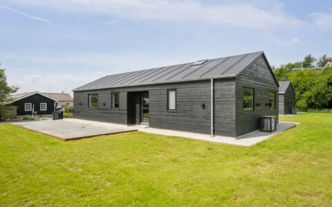 Henryk - 75M from the Sea: Hout, Dak, Architectuur, Huis, Huis, Verblijf, Siding, Hardwood, Helling, Landgoed