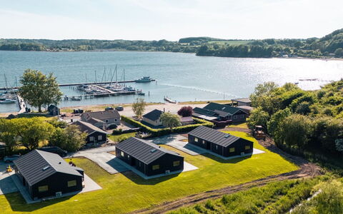 Henryk - 75M from the Sea: Hout, Dak, Architectuur, Huis, Huis, Verblijf, Siding, Hardwood, Helling, Landgoed