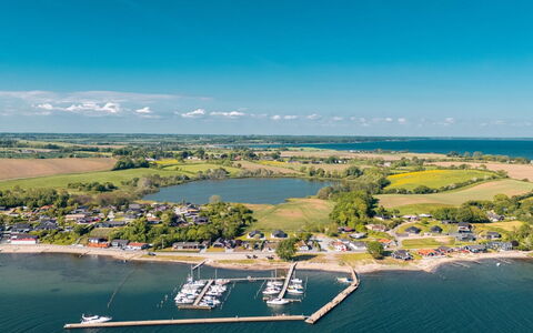 Stygg - 75M from the Sea: Blauw, Struik, Verblijf, Groundcover, Tuin, Landgoed, Schaduw, Landscaping, Boerderij, Eco Hotel
