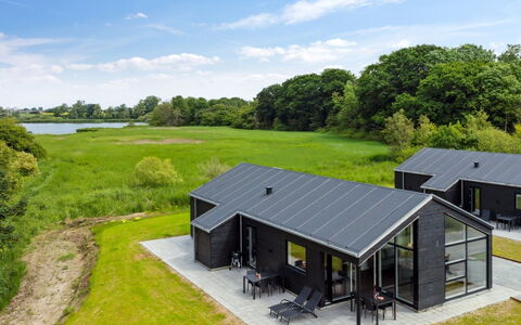 Stygg - 75M from the Sea: Blauw, Struik, Verblijf, Groundcover, Tuin, Landgoed, Schaduw, Landscaping, Boerderij, Eco Hotel