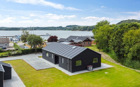 Stygg - 75M from the Sea: Blauw, Struik, Verblijf, Groundcover, Tuin, Landgoed, Schaduw, Landscaping, Boerderij, Eco Hotel