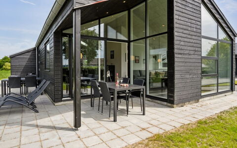 Stygg - 75M from the Sea: Blauw, Struik, Verblijf, Groundcover, Tuin, Landgoed, Schaduw, Landscaping, Boerderij, Eco Hotel