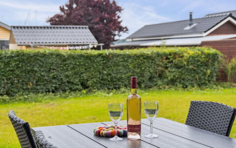 Stygg - 75M from the Sea: Blauw, Struik, Verblijf, Groundcover, Tuin, Landgoed, Schaduw, Landscaping, Boerderij, Eco Hotel