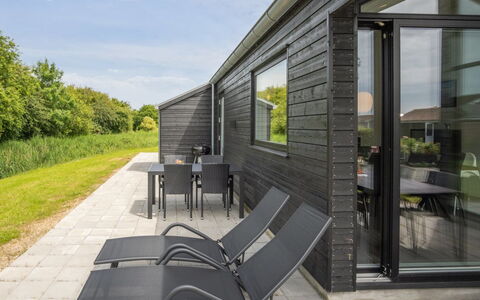 Stygg - 75M from the Sea: Blauw, Struik, Verblijf, Groundcover, Tuin, Landgoed, Schaduw, Landscaping, Boerderij, Eco Hotel