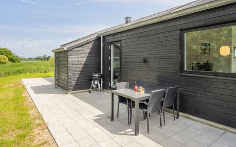 Stygg - 75M from the Sea: Blauw, Struik, Verblijf, Groundcover, Tuin, Landgoed, Schaduw, Landscaping, Boerderij, Eco Hotel