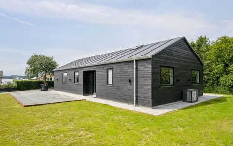 Stygg - 75M from the Sea: Blauw, Struik, Verblijf, Groundcover, Tuin, Landgoed, Schaduw, Landscaping, Boerderij, Eco Hotel