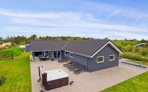 Amai - 4.5Km from the Sea: Meubilair, Interieur Ontwerp, Flooring, Verdieping, Plafond, Kamer, Stoel, Tafel, Appartement, Keuken En Eettafel