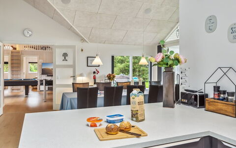 Amai - 4.5Km from the Sea: Meubilair, Interieur Ontwerp, Flooring, Verdieping, Plafond, Kamer, Stoel, Tafel, Appartement, Keuken En Eettafel
