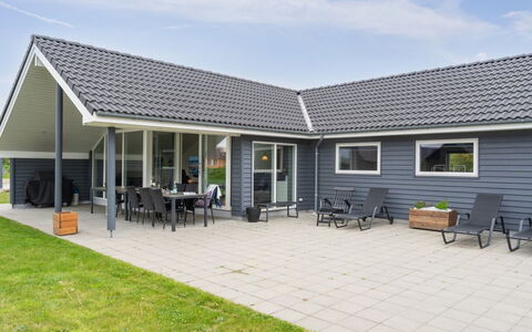 Amai - 4.5Km from the Sea: Meubilair, Interieur Ontwerp, Flooring, Verdieping, Plafond, Kamer, Stoel, Tafel, Appartement, Keuken En Eettafel