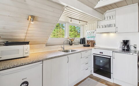 Efimija - 1.4Km from the Sea: Hout, Flooring, Interieur Ontwerp, Plafond, Verdieping, Keuken, Countertop, Huis, Loodgieterswerkinrichting, Kraan