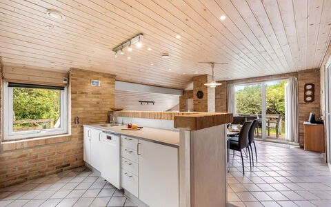 Dorithea - 1.3Km from the Sea: Flooring, Keuken, Countertop, Interieur Ontwerp, Hout, Meubilair, Plafond, Verdieping, Cabinetry, Kamer