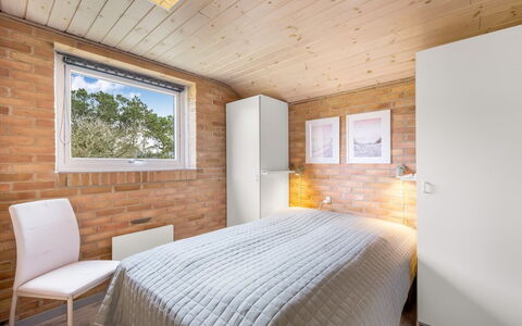 Dorithea - 1.3Km from the Sea: Muur, Hout, Slaapkamer, Plafond, Interieur Ontwerp, Huis, Bed, Verdieping, Kamer, Bedding
