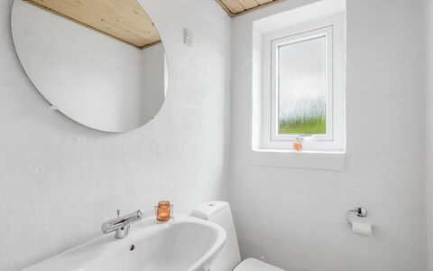 Dorithea - 1.3Km from the Sea: Muur, Loodgieterswerkinrichting, Wastafel In De Badkamer, Interieur Ontwerp, Plafond, Flooring, Verdieping, Wastafel, Badkamer, Kraan