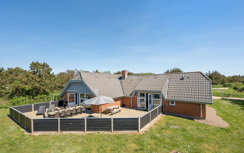 Aage - 1.7Km from the Sea: Meubilair, Interieur Ontwerp, Flooring, Verdieping, Plafond, Kamer, Stoel, Tafel, Appartement, Keuken En Eettafel