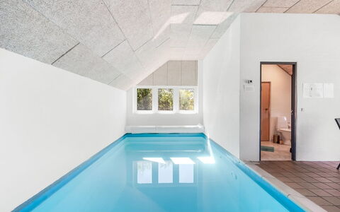Aage - 1.7Km from the Sea: Meubilair, Interieur Ontwerp, Flooring, Verdieping, Plafond, Kamer, Stoel, Tafel, Appartement, Keuken En Eettafel