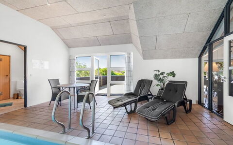 Aage - 1.7Km from the Sea: Meubilair, Interieur Ontwerp, Flooring, Verdieping, Plafond, Kamer, Stoel, Tafel, Appartement, Keuken En Eettafel