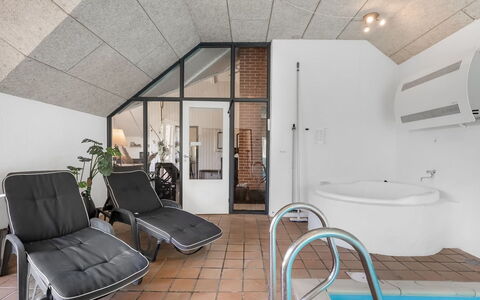 Aage - 1.7Km from the Sea: Meubilair, Interieur Ontwerp, Flooring, Verdieping, Plafond, Kamer, Stoel, Tafel, Appartement, Keuken En Eettafel