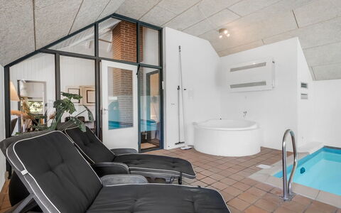 Aage - 1.7Km from the Sea: Meubilair, Interieur Ontwerp, Flooring, Verdieping, Plafond, Kamer, Stoel, Tafel, Appartement, Keuken En Eettafel