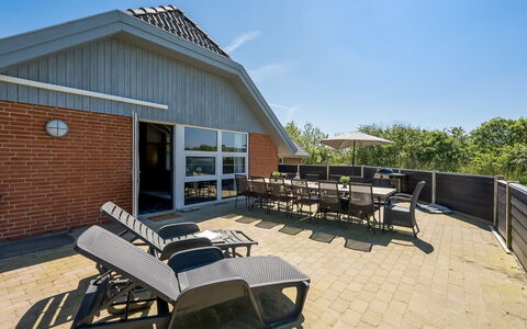 Aage - 1.7Km from the Sea: Meubilair, Interieur Ontwerp, Flooring, Verdieping, Plafond, Kamer, Stoel, Tafel, Appartement, Keuken En Eettafel