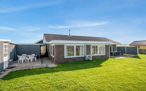 Mads - 400M from the Sea: Huis, Huis, Architectuur, Dak, Plain, Verblijf, Landgoed, Gazon, Werf, Boerderij