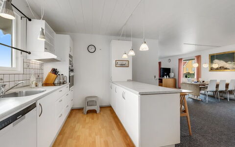 Mads - 400M from the Sea: Keuken, Flooring, Interieur Ontwerp, Countertop, Plafond, Hout, Verdieping, Meubilair, Lichte Inrichting, Toestel Van De Keuken