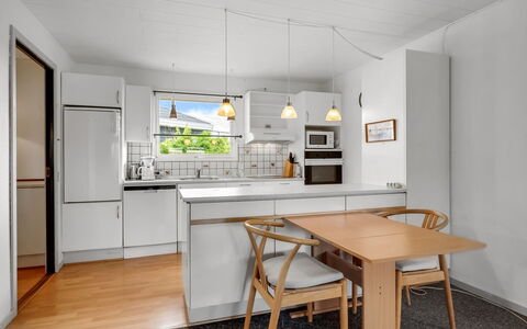 Mads - 400M from the Sea: Meubilair, Keuken, Interieur Ontwerp, Flooring, Countertop, Toestel Van De Keuken, Verdieping, Hout, Plafond, Keuken En Eettafel