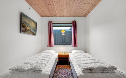 Mads - 400M from the Sea: Slaapkamer, Bed, Hout, Laken, Bedding, Verdieping, Bed Frame, Plafond, Huis, Matras