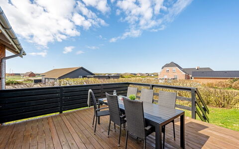 Hilppa - 400M from the Sea: Hout, Huis, Veranda, Dek, Hardwood, Dak, Beits, Houten Vloer, Eco Hotel