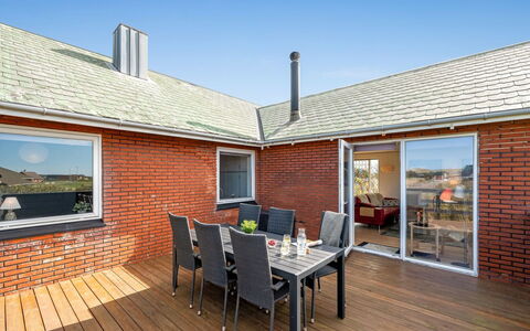 Hilppa - 400M from the Sea: Hout, Huis, Veranda, Dek, Hardwood, Dak, Beits, Houten Vloer, Eco Hotel