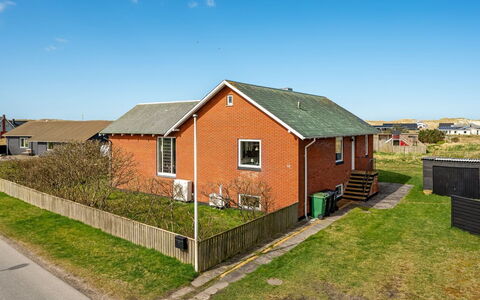 Hilppa - 400M from the Sea: Hout, Huis, Veranda, Dek, Hardwood, Dak, Beits, Houten Vloer, Eco Hotel