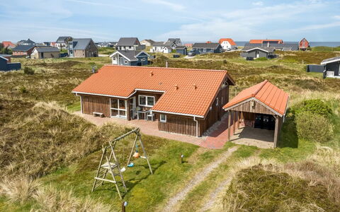 Hughe - 200M from the Sea: Meubilair, Interieur Ontwerp, Flooring, Verdieping, Plafond, Kamer, Stoel, Tafel, Appartement, Keuken En Eettafel