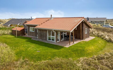 Hughe - 200M from the Sea: Meubilair, Interieur Ontwerp, Flooring, Verdieping, Plafond, Kamer, Stoel, Tafel, Appartement, Keuken En Eettafel