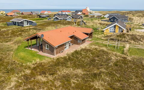Hughe - 200M from the Sea: Meubilair, Interieur Ontwerp, Flooring, Verdieping, Plafond, Kamer, Stoel, Tafel, Appartement, Keuken En Eettafel