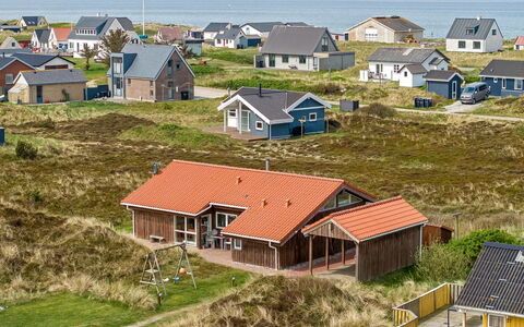 Hughe - 200M from the Sea: Meubilair, Interieur Ontwerp, Flooring, Verdieping, Plafond, Kamer, Stoel, Tafel, Appartement, Keuken En Eettafel
