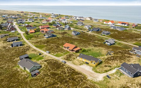 Hughe - 200M from the Sea: Meubilair, Interieur Ontwerp, Flooring, Verdieping, Plafond, Kamer, Stoel, Tafel, Appartement, Keuken En Eettafel