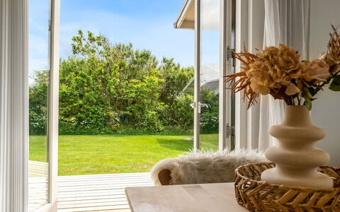 Gedda - from the Sea: Blauw, Struik, Verblijf, Groundcover, Tuin, Landgoed, Schaduw, Landscaping, Boerderij, Eco Hotel