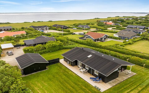 Gedda - from the Sea: Blauw, Struik, Verblijf, Groundcover, Tuin, Landgoed, Schaduw, Landscaping, Boerderij, Eco Hotel