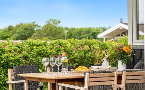 Gedda - from the Sea: Blauw, Struik, Verblijf, Groundcover, Tuin, Landgoed, Schaduw, Landscaping, Boerderij, Eco Hotel