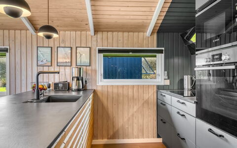 Ofrath - 350M to the Fjord: Hout, Keuken, Plafond, Huishoudapparatuur, Toestel Van De Keuken, Countertop, Major Appliance, Lichte Inrichting, Beits, Hardwood