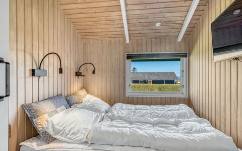 Ofrath - 350M to the Fjord: Hout, Slaapkamer, Bed, Plafond, Bedding, Beits, Laken, Hardwood, Plank, Bed Frame