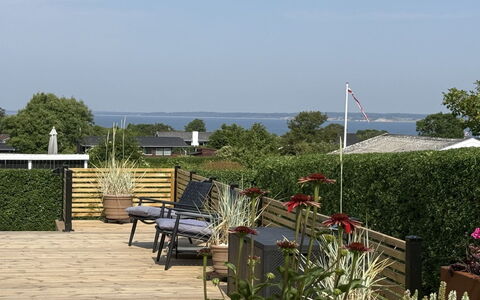 Ofrath - 350M to the Fjord: Struik, Bloempot, Buitenmeubels, Schaduw, Tuin, Dek, Eco Hotel, Landscaping, Stoel